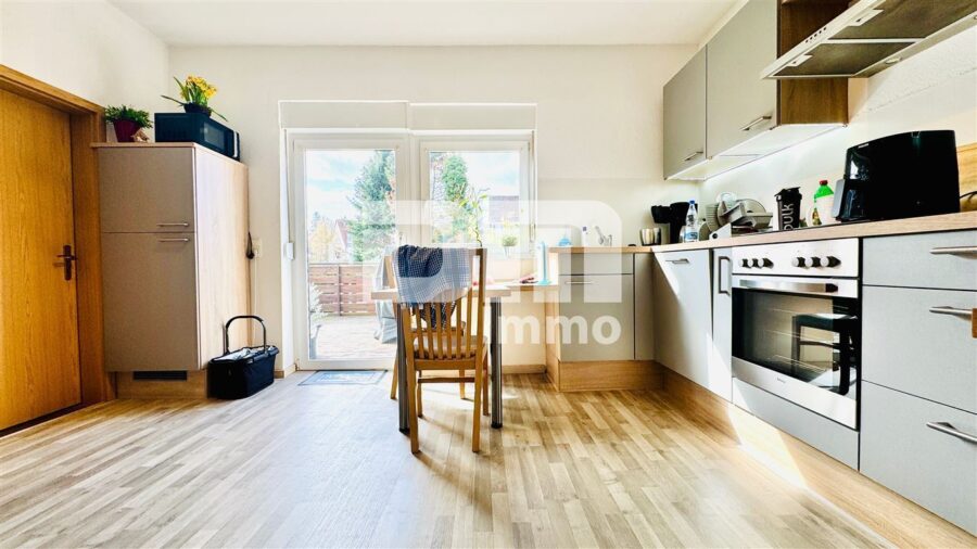Ein- bis Zweifamilienhaus mit 2 Terrassen, Garage und angelegtem Gartenbereich - EG Hochparterre offene Küche / Zugang Terrasse